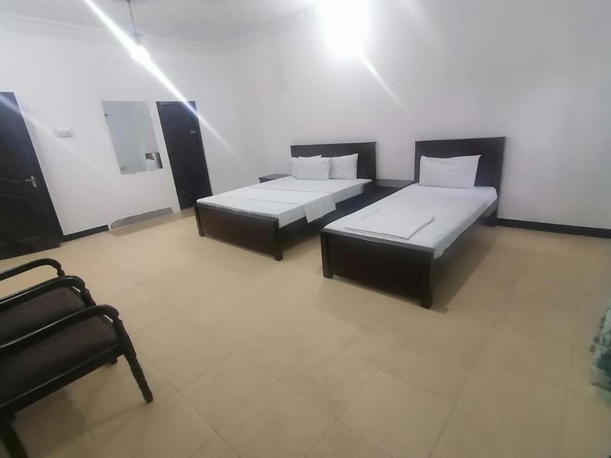 Lux Lounge Guest House Islamabad Esterno foto