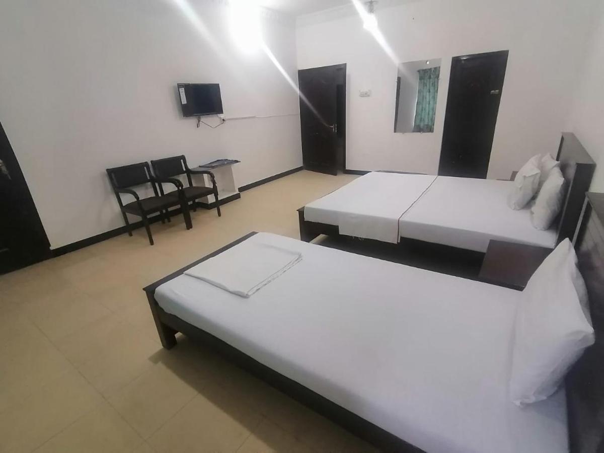 Lux Lounge Guest House Islamabad Esterno foto