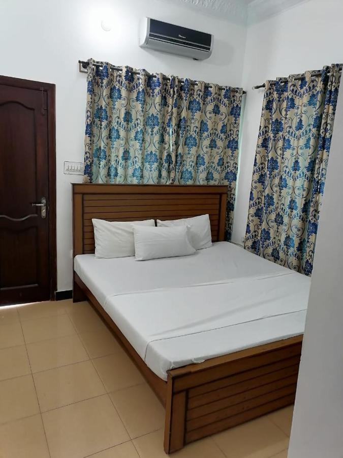 Lux Lounge Guest House Islamabad Esterno foto