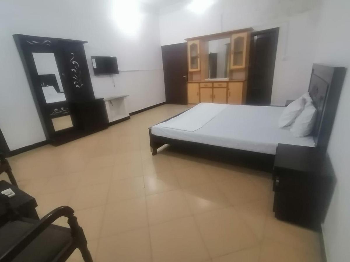 Lux Lounge Guest House Islamabad Esterno foto