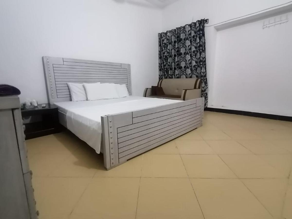 Lux Lounge Guest House Islamabad Esterno foto