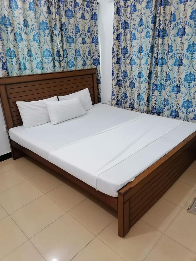 Lux Lounge Guest House Islamabad Esterno foto