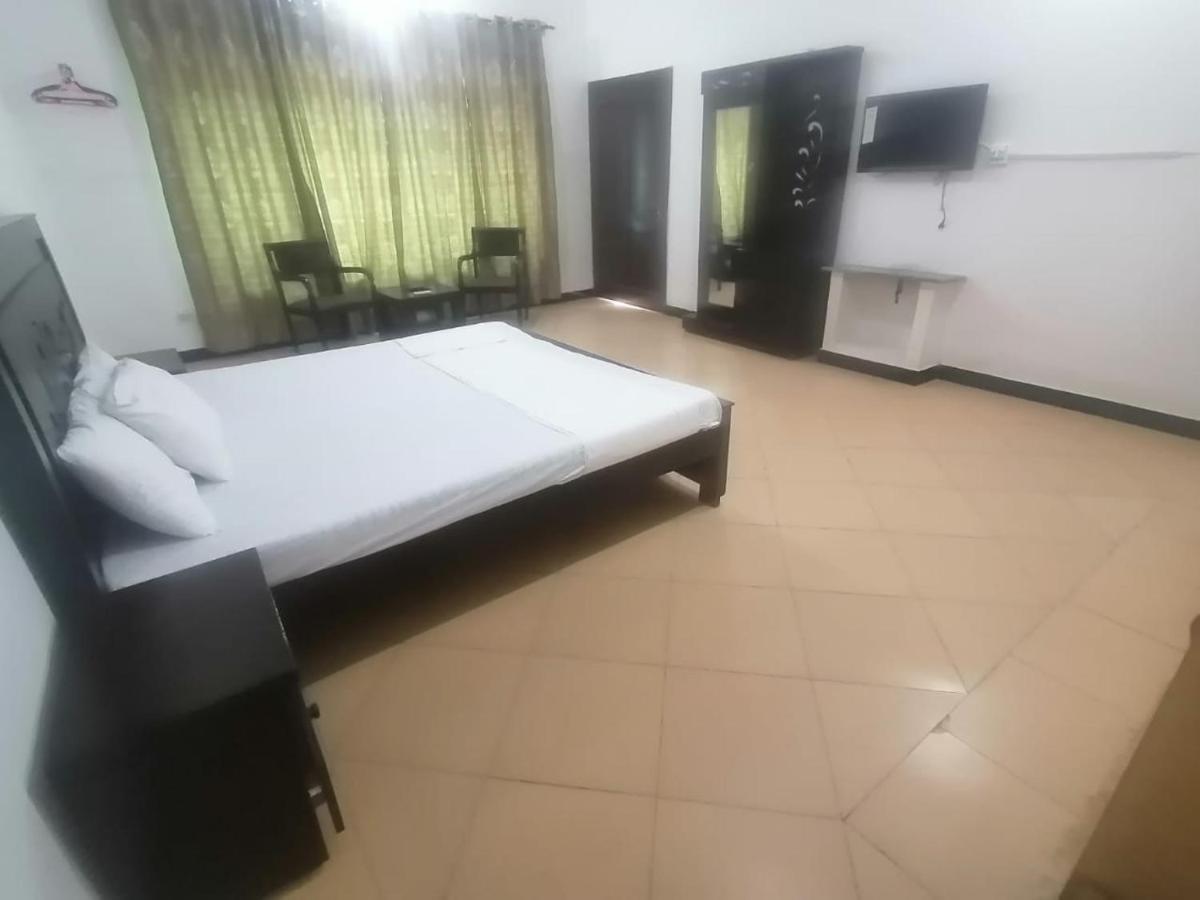 Lux Lounge Guest House Islamabad Esterno foto