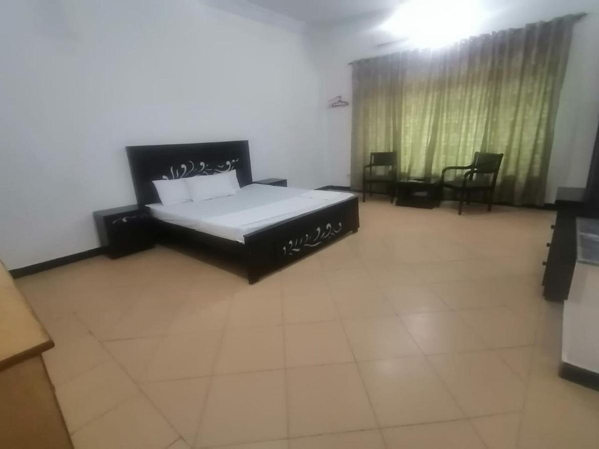 Lux Lounge Guest House Islamabad Esterno foto
