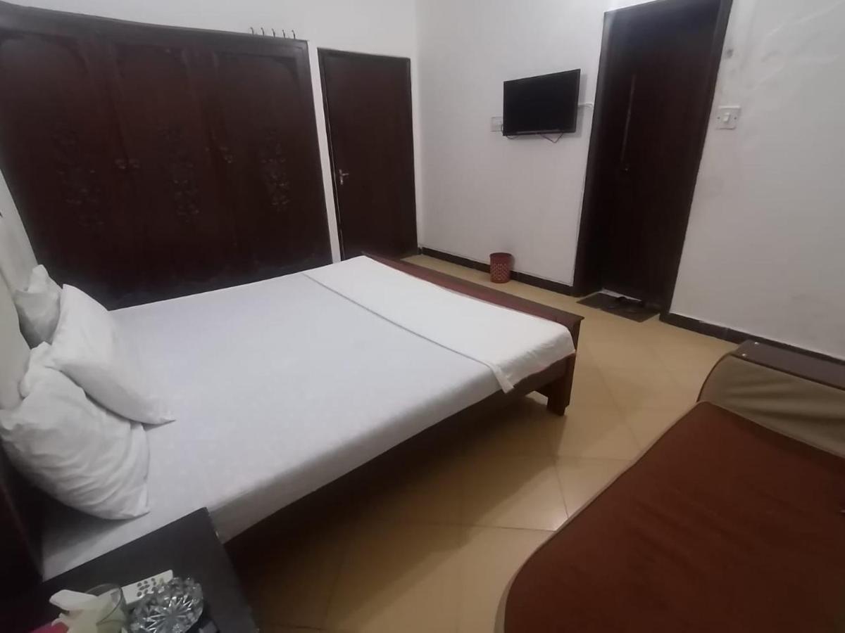 Lux Lounge Guest House Islamabad Esterno foto
